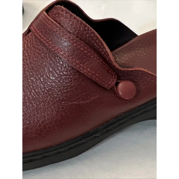 Clarks‎ Clogs Womens 11 Maroon Red Slip On Mule Soft Cushion Leather Comfort - Picture 8 of 9
